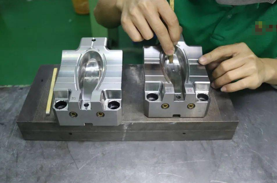 苏州注塑模具省模抛光现场实拍_模具表面光洁度打磨加工
